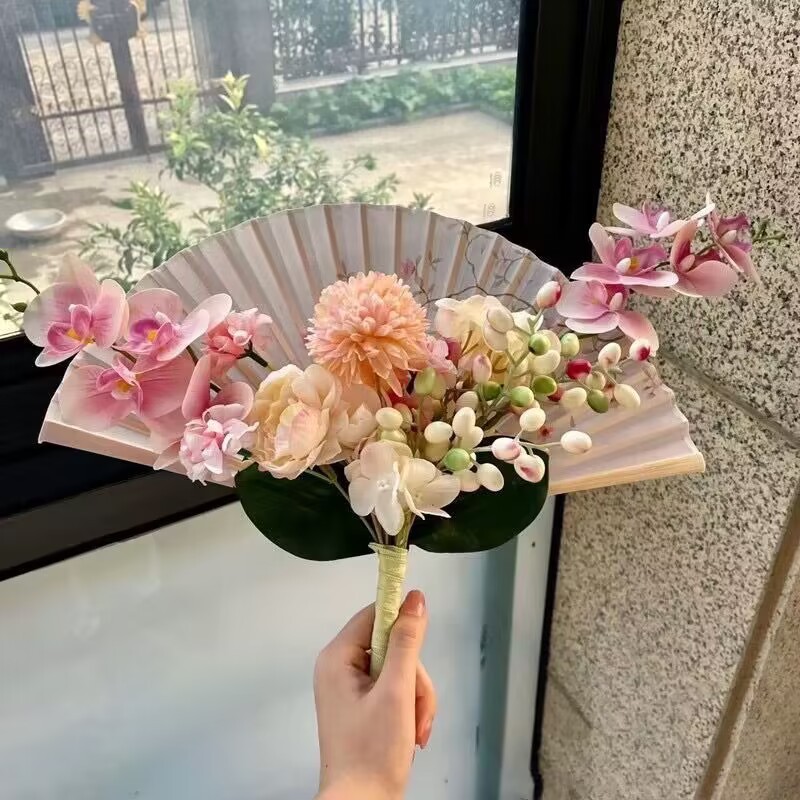 花束を持つ花嫁扇子、婚約証明書、朝のローブ、Xiuhe、新しい中国風の完成した扇子|undefined