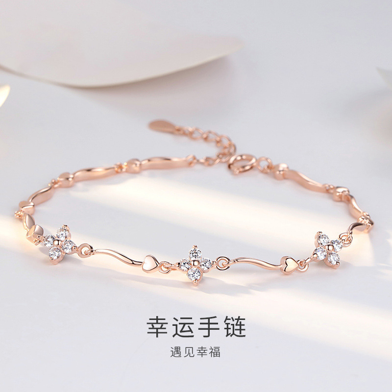 Lucky four-leaf clover bracelet for women, compact and versatile, a must-have summer accessory, simple and elegant with a high-end feel, forest style, perfect for gifting to a best friend Lucky four-leaf clover bracelet for women, compact and versatile, a must-have summer accessory, simple and elegant with a high-end feel, forest style, perfect for gifting to a best friend