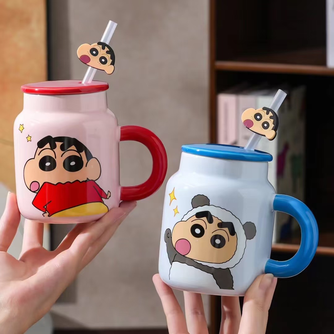 Genuino autorizado Crayon Shin-chan de cerámica con tapa de paja de alto valor creativo personalidad estudiante a prueba de polvo con taza de agua con pajita