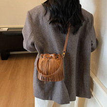 ���Ə͹����KˮͰ����Ů�μ�ͨ��б����r�Ђ��Գ��K���ڰ��֙C��