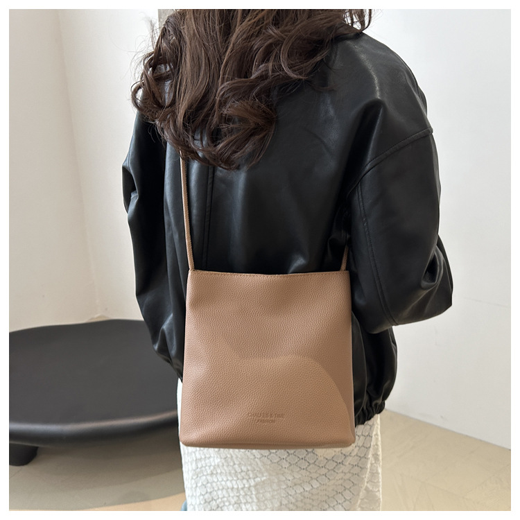 Solid-color simple single-shoulder casual. This year, the retro large-capacity 2024 new autumn crossbody bucket bag for women is in vogue undefined