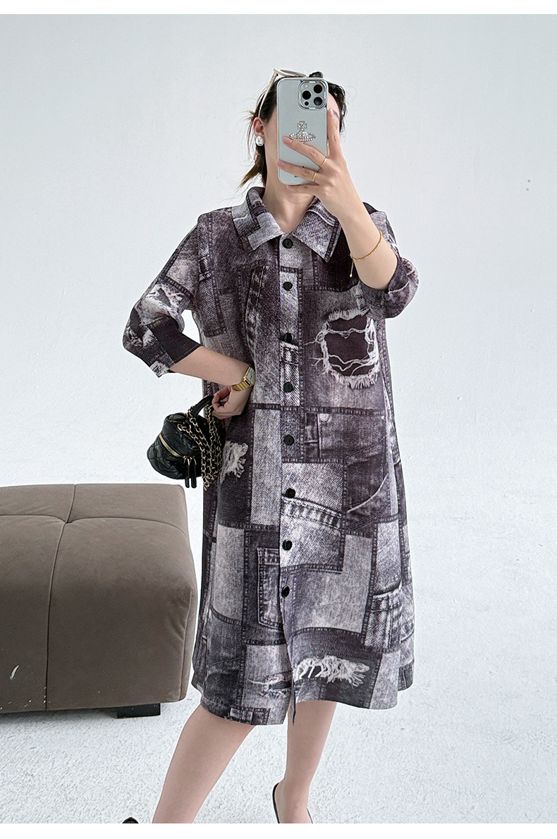 Váy liền thân denim in họa tiết, dáng suông cổ trụ, dài trung bình — Màu xanh lam chi tiết 16