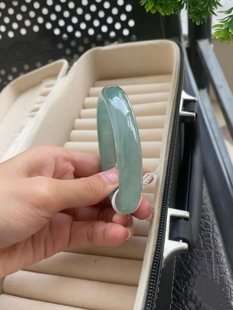 Vòng tay ngọc bích tự nhiên Myanmar cấp 5A màu xanh tươi mát, đường kính trong 52–64 mm chi tiết 8