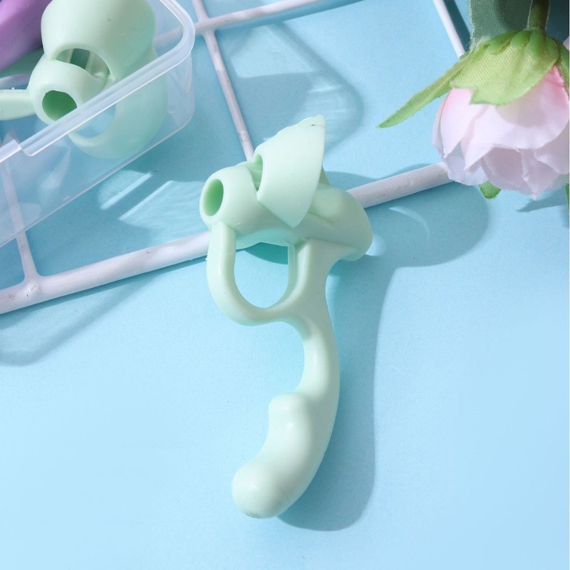 5本指の筆器の子供は字を書く練習をします。|undefined