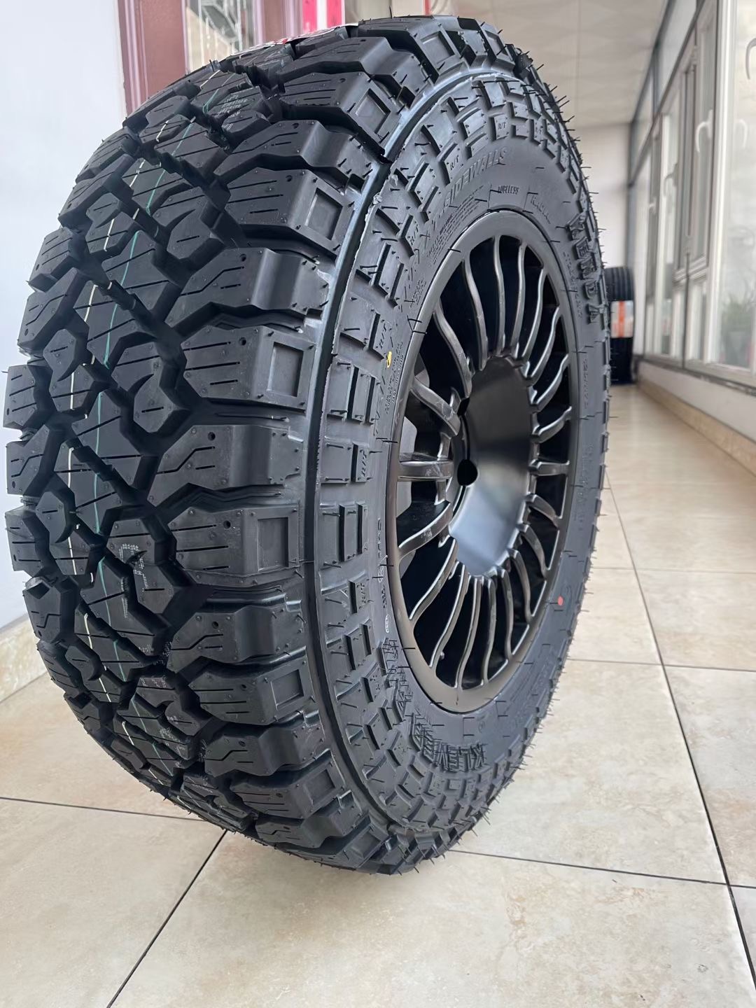 Off-Road At215/225/235/245/265/60/65/70/75R15R16R17R18R19 Pickup Truck Tires