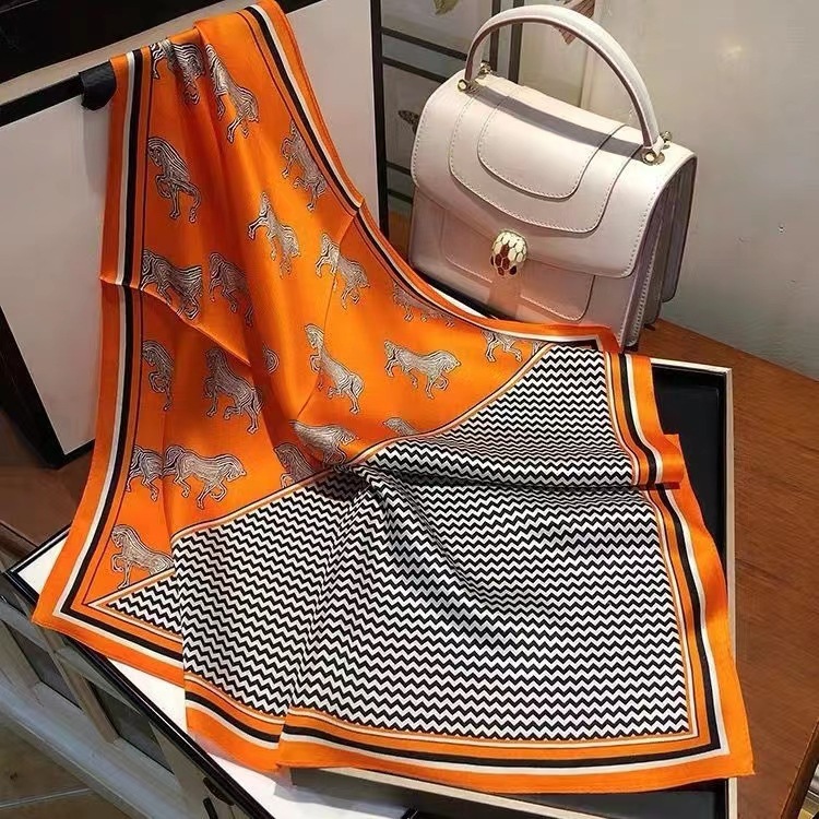 Primavera y verano nueva bufandas de seda impresa profesional bufandas de seda imitación para enviar a la madre 70 bufandas de seda al por mayor