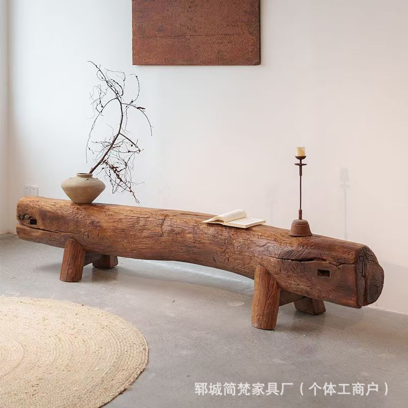 古材の長椅子、無垢材の風化した丸い木製パイルスツール、古材の長椅子、風景の良い休憩場所、靴交換用スツール|undefined