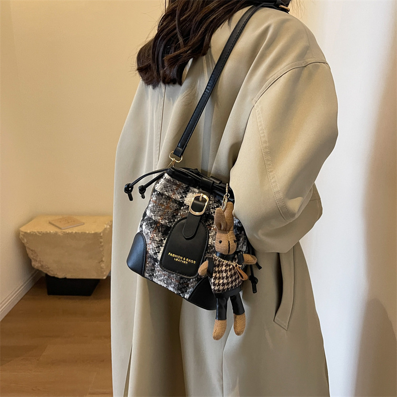 Textura de alto grado todo partido crossbody cubo hombro pequeño bolso para las mujeres 2023 nueva moda viajero retro bolsa de mensajero