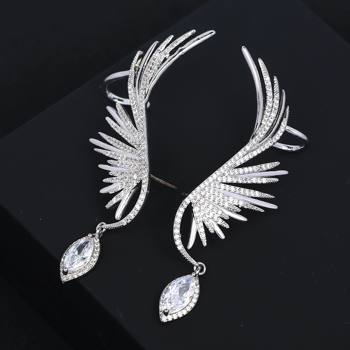 Серебряные серьги-капли Angel Wings, 925 пробы, микропаве из Zircon, элегантная каплевидная форма
