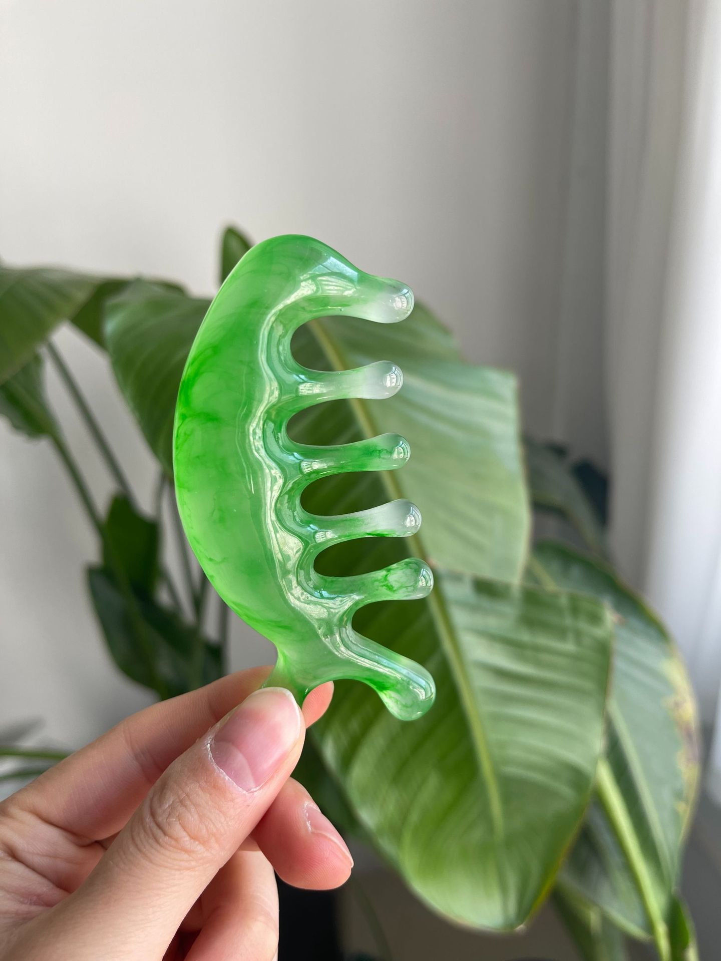 Изумрудно-зеленый дельфин из смолы