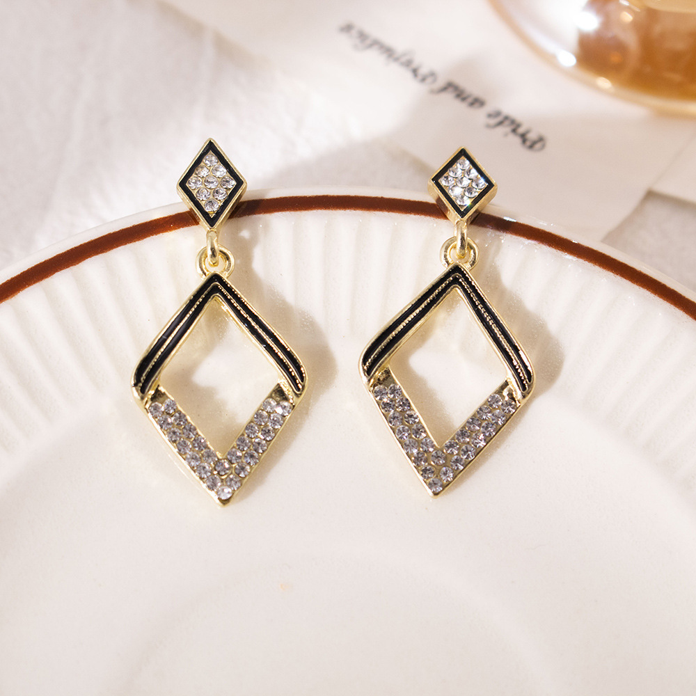 71#Diamond-encrusted earrings
