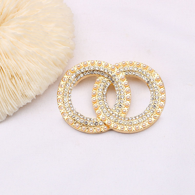 Classic Double C Small Fragrant Style Diamond Pearl Brooch Elegant Lady Accessible Luxury Shawl Buckle Pin Versatile Simple Clothing Accessories
