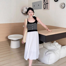 海边度假风条纹吊带连衣裙夏季拼接镂空设计感钩花甜美辣妹中长裙