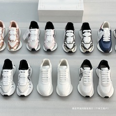 厚い底のカジュアルな運動靴のカップルの金は高くなって色のプリントを合わせます。