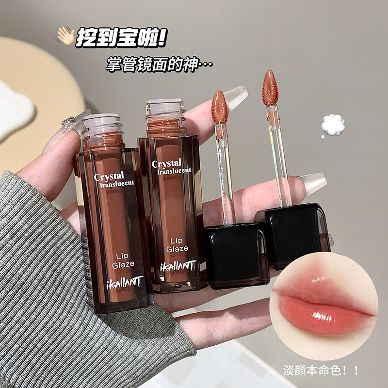 El esmalte de labios brillante y delicado de Ke Lauder no es fácil de tocar en la taza. El espejo de luz de agua muestra lápiz labial blanco. Cosméticos de maquillaje