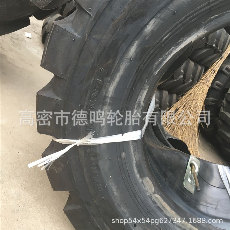 Suministro de fábrica Lufei cargador maquinaria de ingeniería neumático 15/70-18