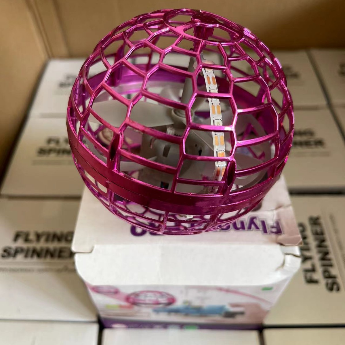 Transfronterizos con el mismo tipo de bolas de inducción mágicas OVNIS brillarán bolas mágicas de tecnología negra de dedos giroscópicos juguetes de descompresión