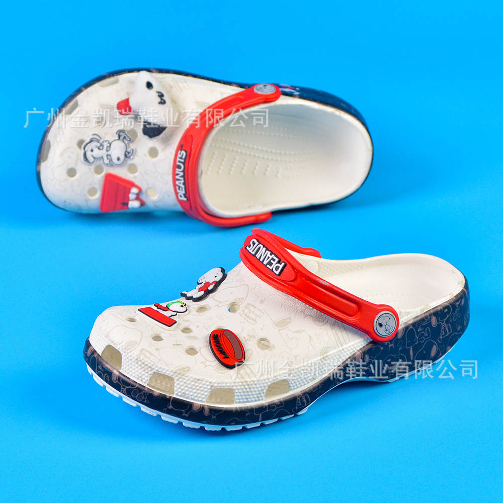 Zapatos con agujeros para niños de marca compartida de Snoopy de segunda generación, zapatos de playa geniales, zapatillas de Baotou personalizadas casuales antideslizantes y transpirables