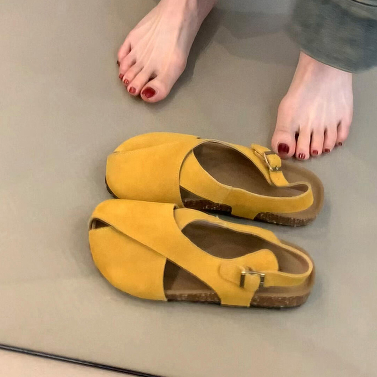 Versión de piel de oveja ~ Nuevas sandalias planas de cuero esmerilado de punta redonda con hebilla de una palabra para mujer