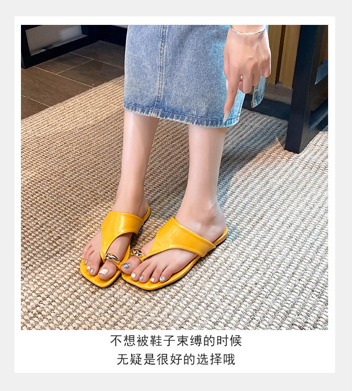 Dép xỏ ngón nữ đế bằng mũi vuông khóa kim loại nhỏ, quai ngang, đi ngoài trời — màu vàng, đen chi tiết 11