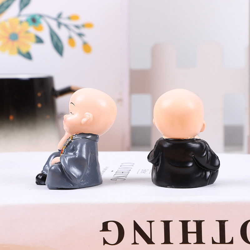 Adornos para coche: cuatro pequeños monjes, niños de kung fu de Shaolin, figuras creativas y únicas de resina para decoración de coches.