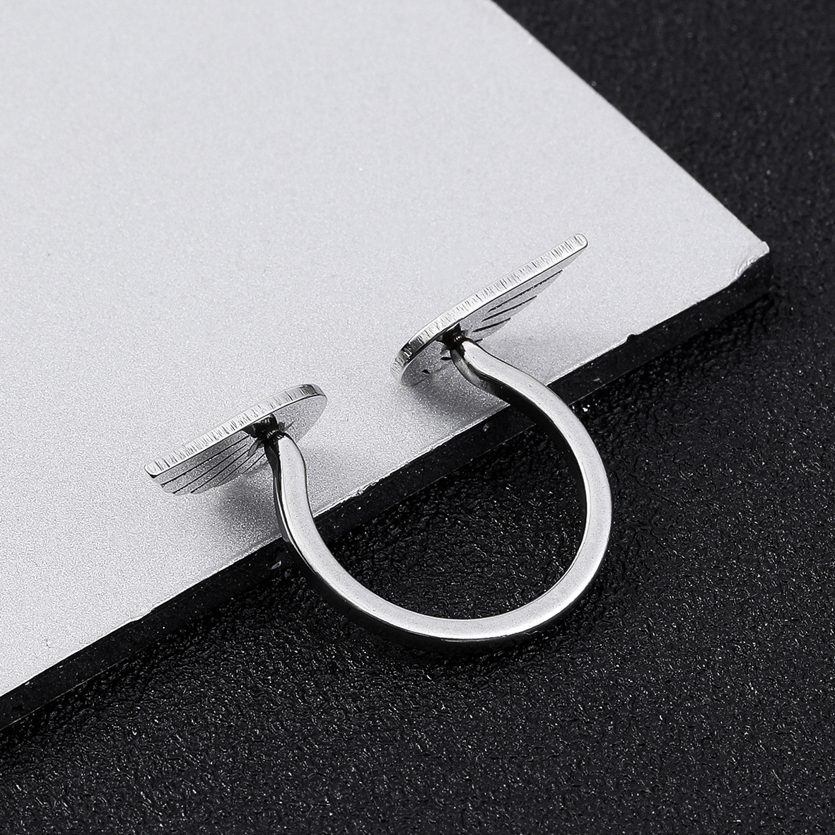Nueva moda joyería de acero inoxidable alas de Ángel patrón de apertura ajustable creativo anillo de acero de titanio al por mayor