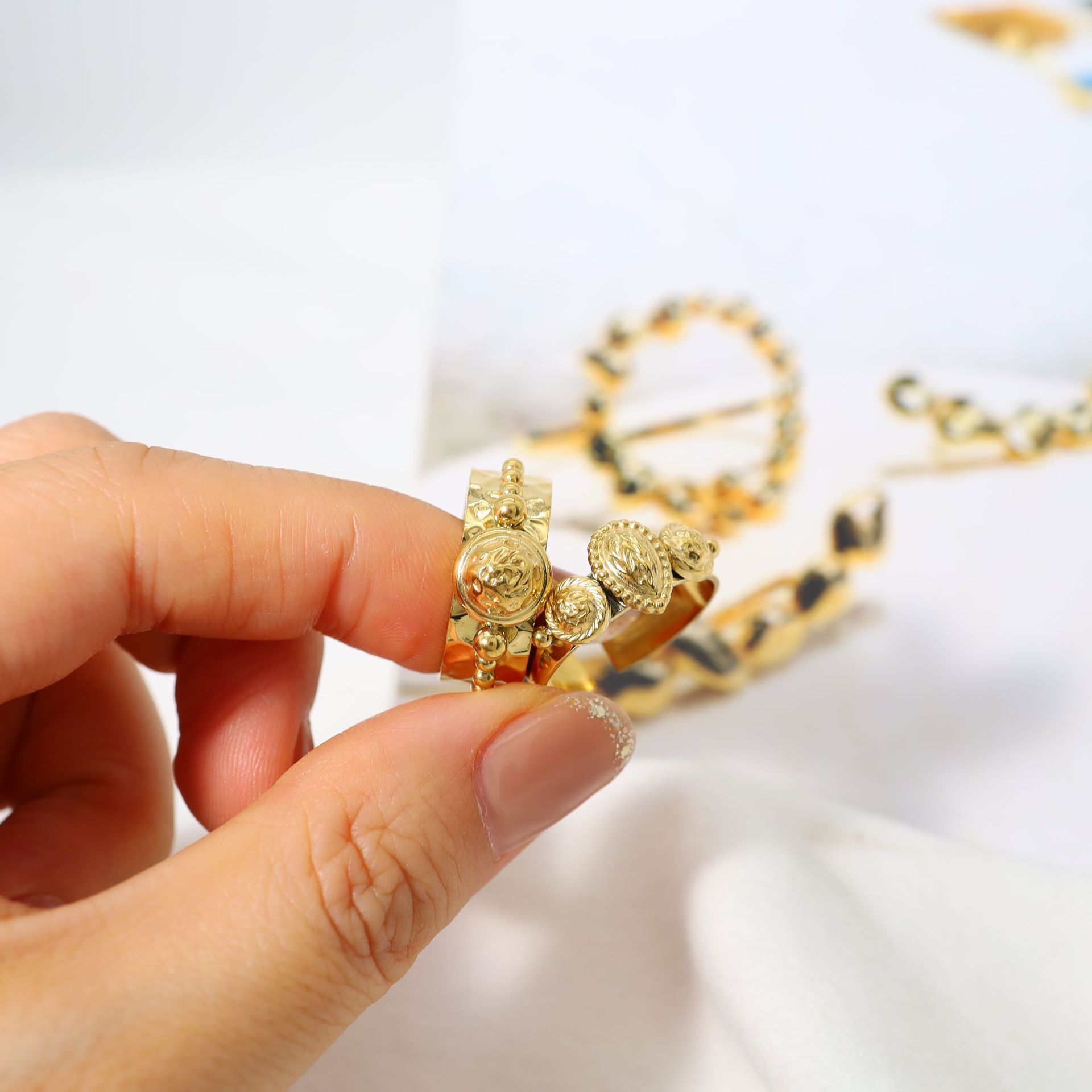 INS anillo de acero de titanio abierto en forma de corazón retro que no se desvanece nicho europeo y americano de alto grado estilo Palacio pulsera antigua para mujeres