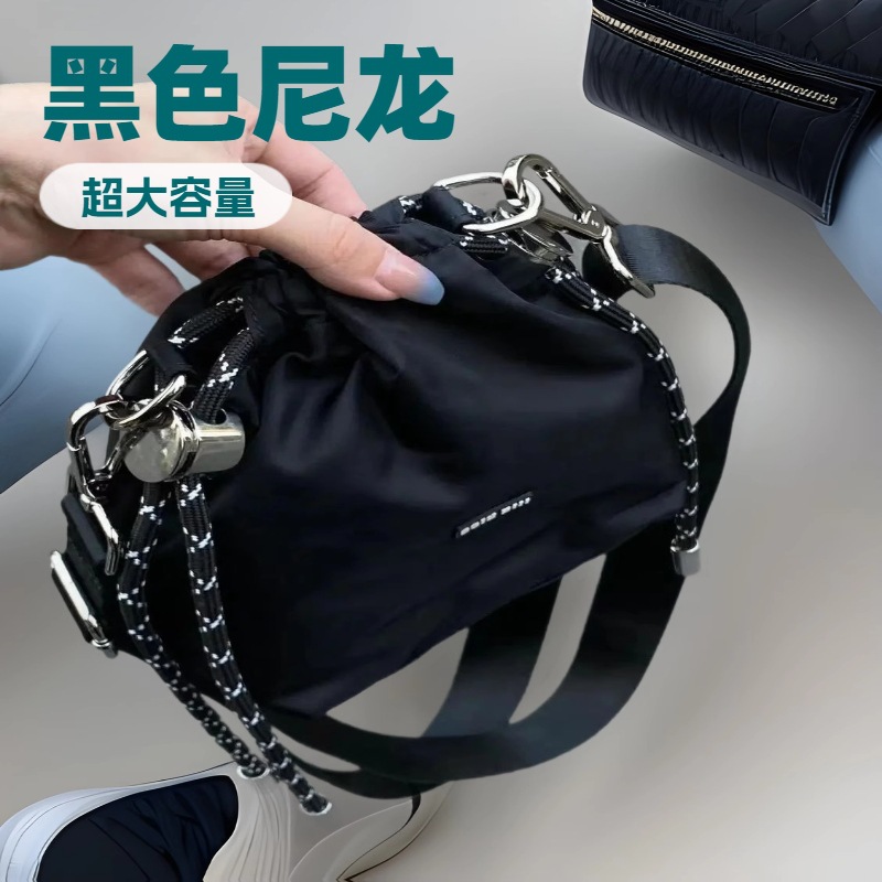 2022 bolso popular de alta calidad de un solo hombro crossbody bolsa de nylon nicho de la cadena única bolsa pequeña bolsa de cubo con cordón