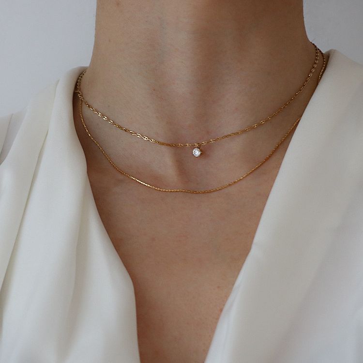 Collana a strati minimalista per donna con catene delicate_voghion.com