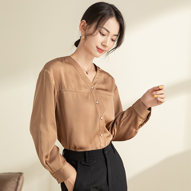 Áo sơ mi nữ dài tay cổ chữ V thiết kế trễ vai, xếp ly rộng rãi — Màu be