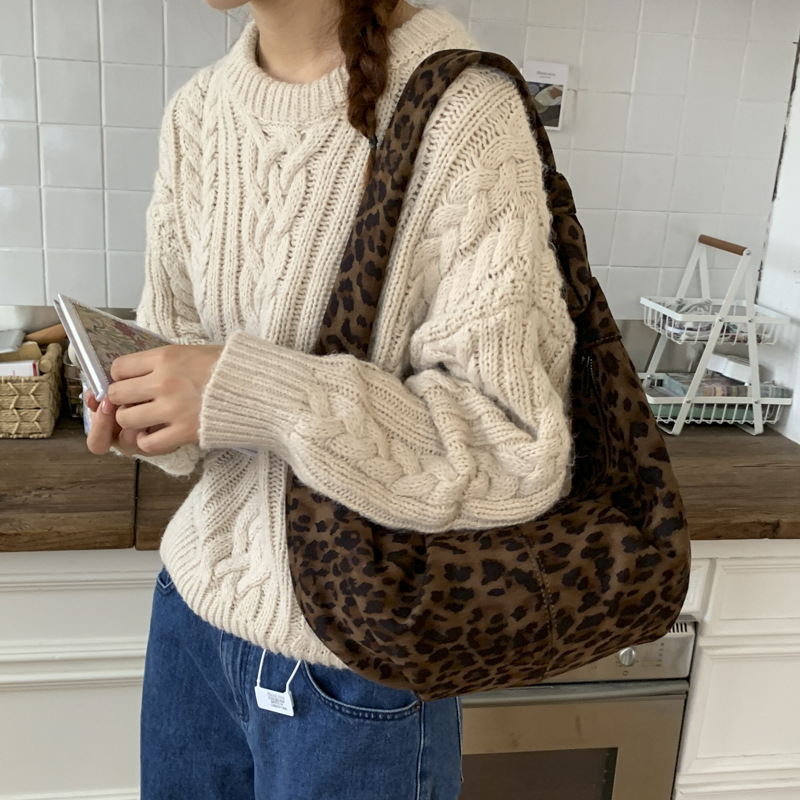 Otoño y invierno coreano estampado de leopardo de seda de seda bolso bajo bolso de mujer nuevo retro bolso de seda casual de viaje de hombro mochila