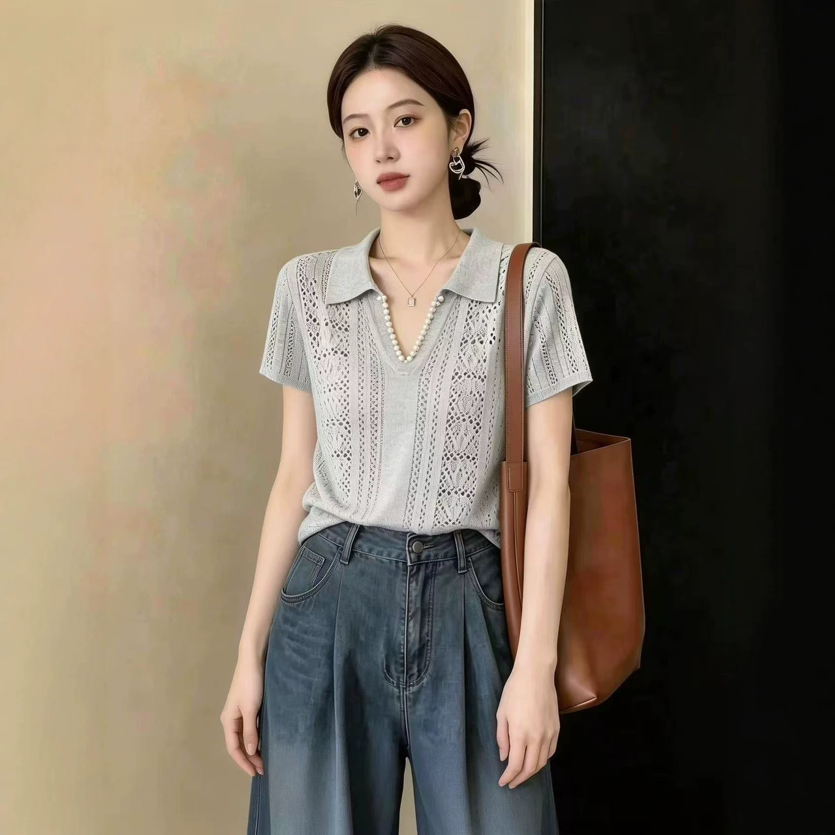 Áo thun nữ cổ V ngắn tay chất liệu len lạnh dệt kim họa tiết xuyên thấu — màu xám chi tiết 2