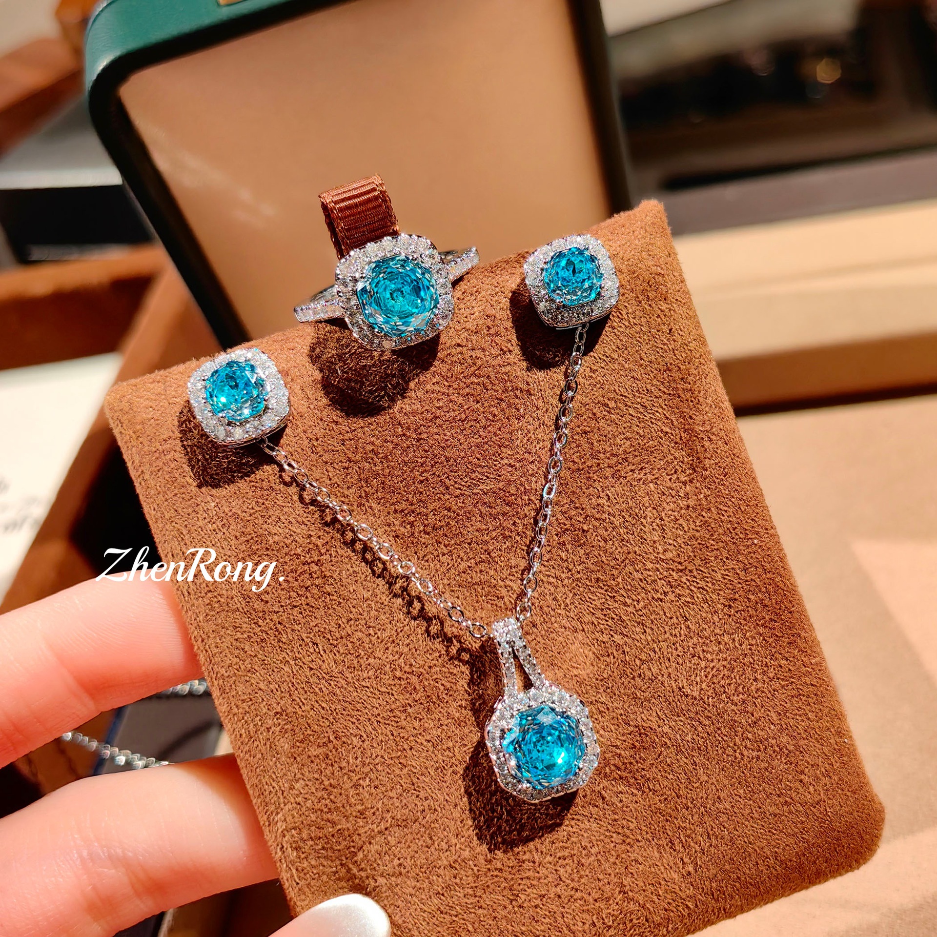 Fashionable pendant