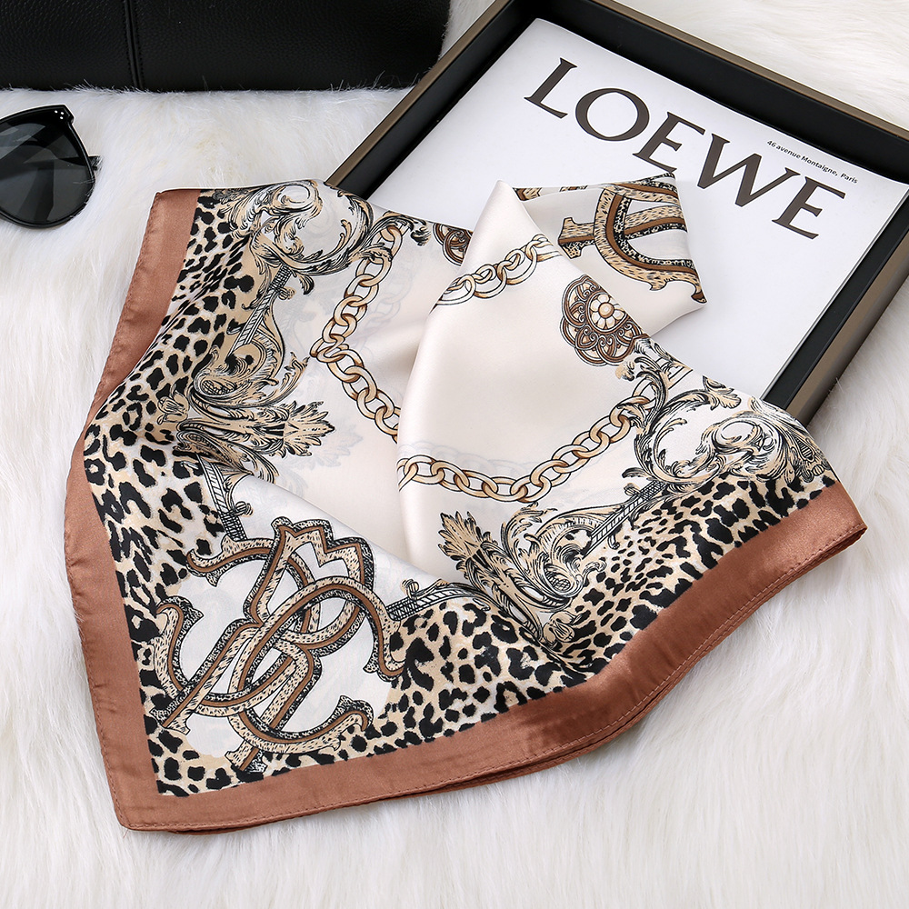 Luz de lujo de alto nivel estampado de leopardo elemento de cadena impresión 70 bufandas de seda simuladas primavera y otoño moda con bufandas de hombro