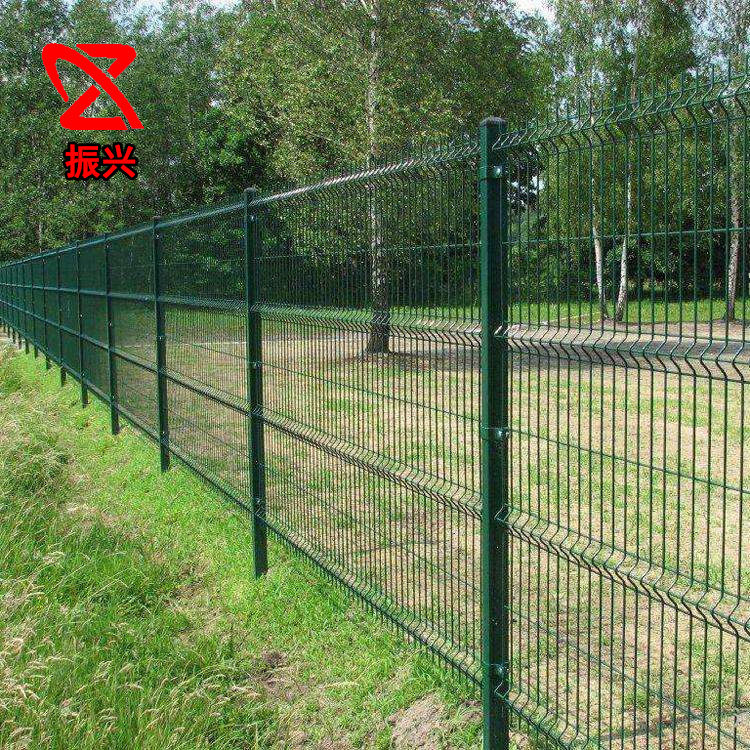 现货供应桃型柱护栏围栏加强三角折弯护栏美观围栏红色黄色隔离栅