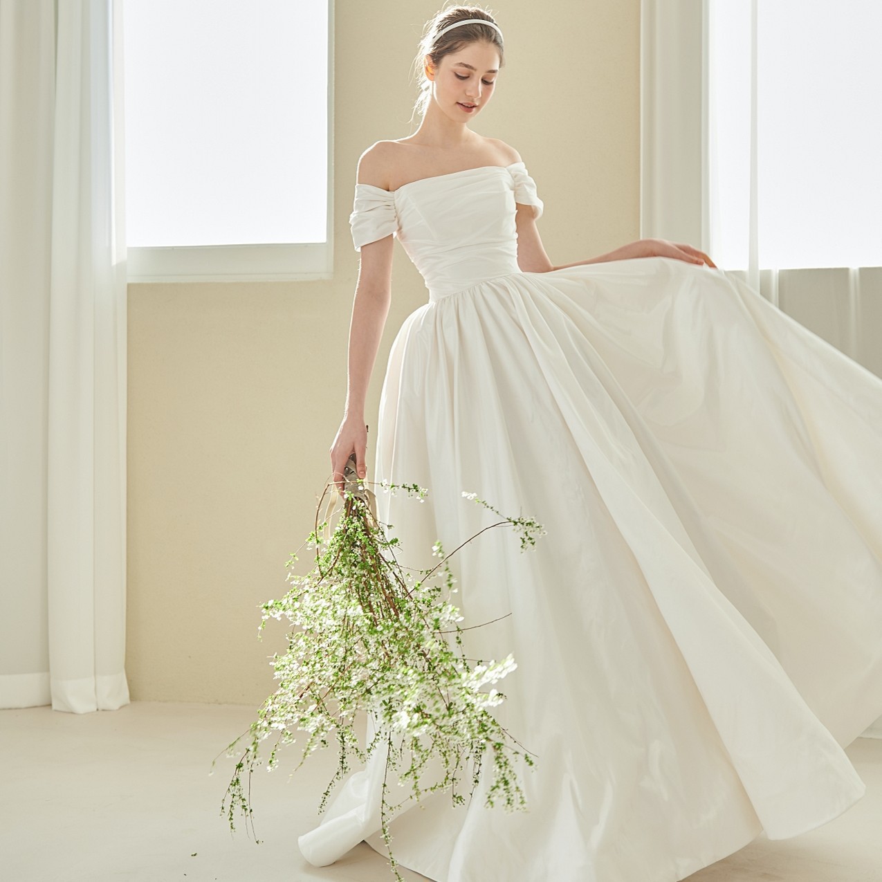 Elegant and Light Wedding Dress, Retro One-Shoulder Simple Engagement Registration Dress, Travel Photography, Petite Bride's Floor-Length Wedding Dress