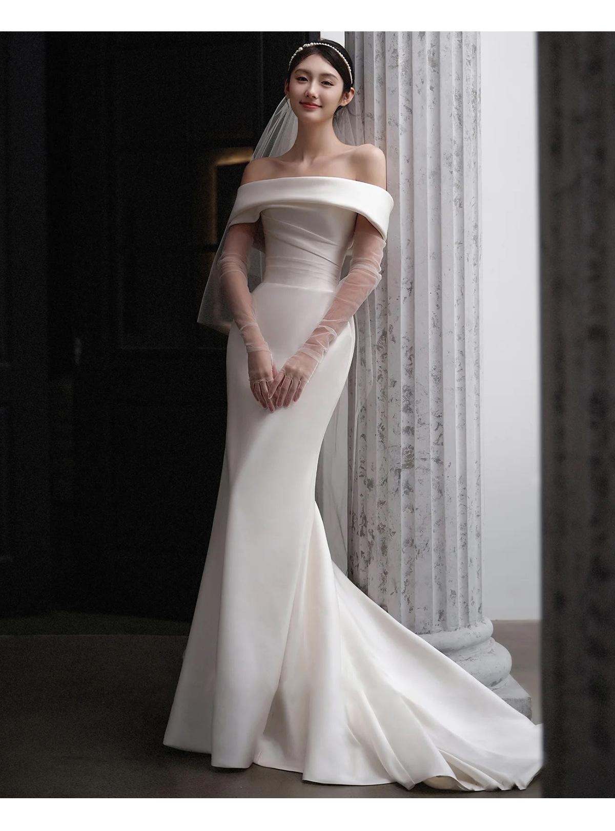 Elegante abito da sposa a sirena in raso con scollatura a spalle scoperte e strascico staccabile: abito da sposa senza tempo per spose moderne_voghion.com