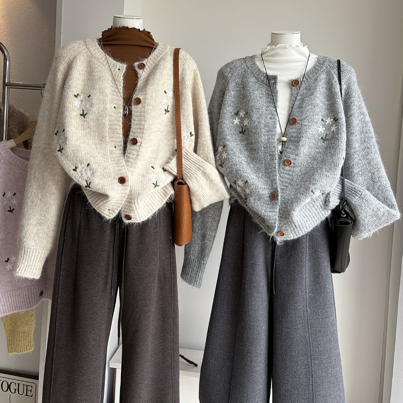 [Beijing] 2026 Autumn/Winter New Korean Style Small Floral Jacquard Round Neck Knit Cardigan Loose Sweater Outerwear 7803