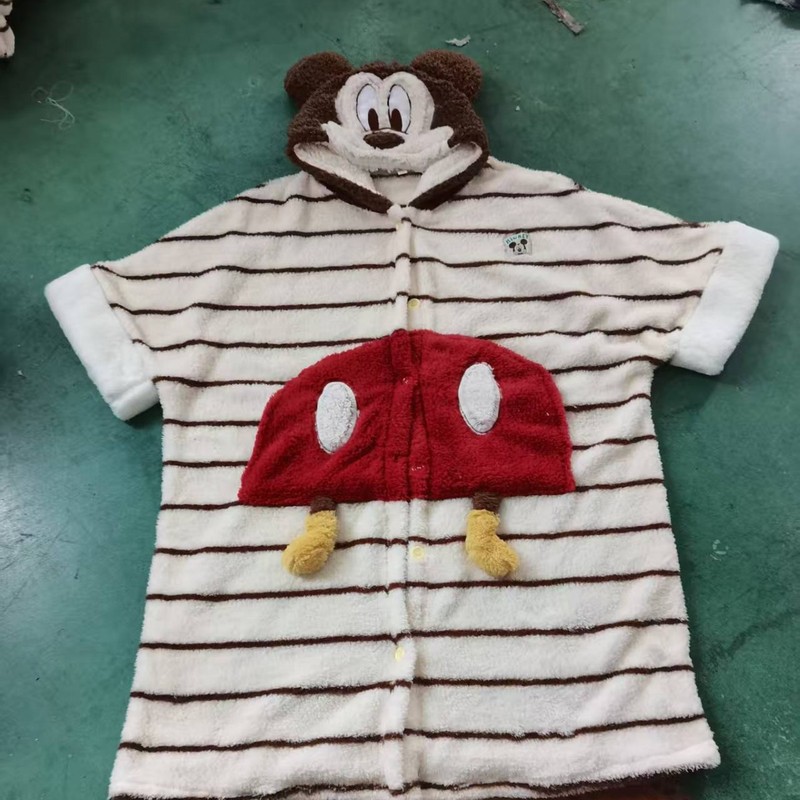 卡通睡衣米奇珊瑚绒斗篷加厚连帽睡袍KT猫斗篷情侣家居服一件代发|undefined