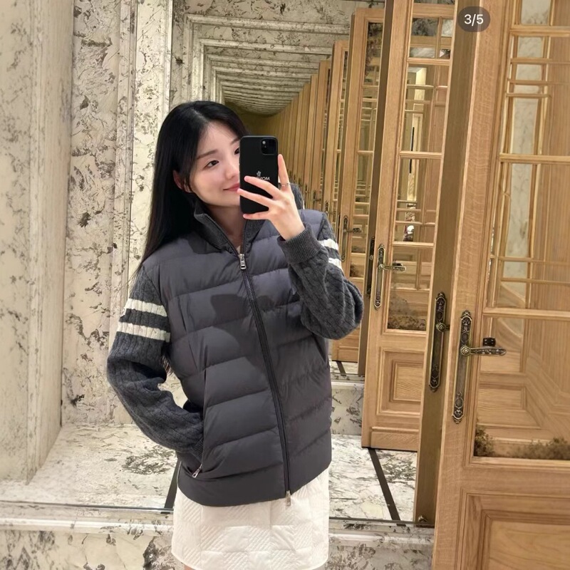 High-end version of the Moncler 2024 new collection: a lightweight, thin down jacket with a stand-up collar and knitted details, featuring a wool knit patchwork design High-end version of the Moncler 2024 new collection: a lightweight, thin down jacket with a stand-up collar and knitted details, featuring a wool knit patchwork design
