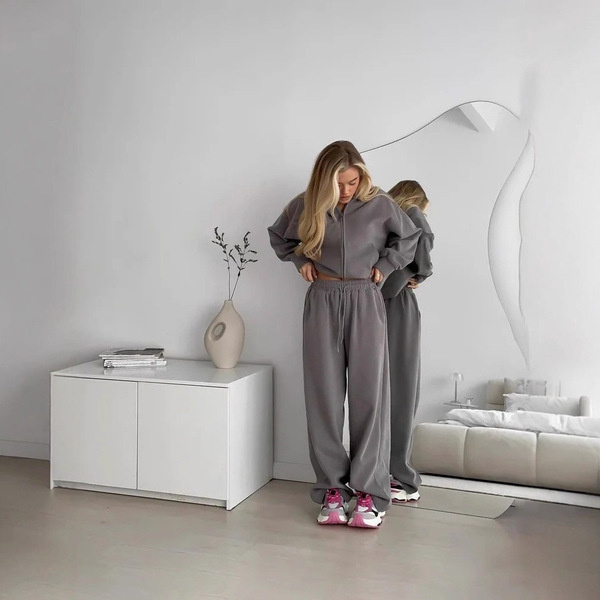 Demi-season velvet hoody with zipper