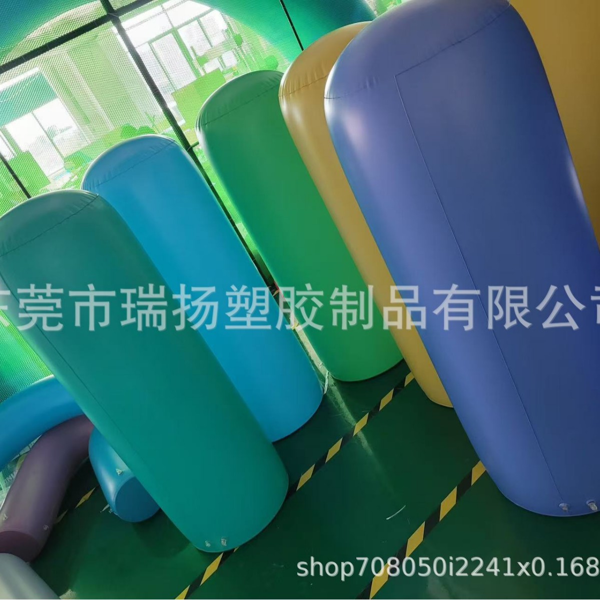 PVC充气喷水彩虹拱门 定 制充气广告不倒翁