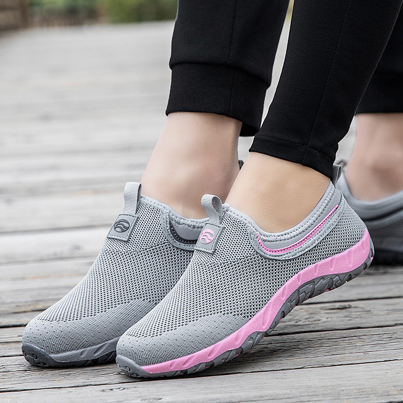 2025 primavera nuevas sandalias de mujer zapatos de madres de mediana edad y zapatos de madres de malla transpirables zapatos de mujer con suela suave zapatos casuales de ancianos