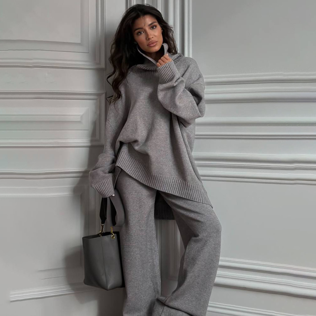 Completo composto da maglione oversize con collo alto e pantaloni larghi e fluidi - Completo due pezzi morbido da donna per autunno inverno in grigio, marrone e beige | S/M/L_voghion.com
