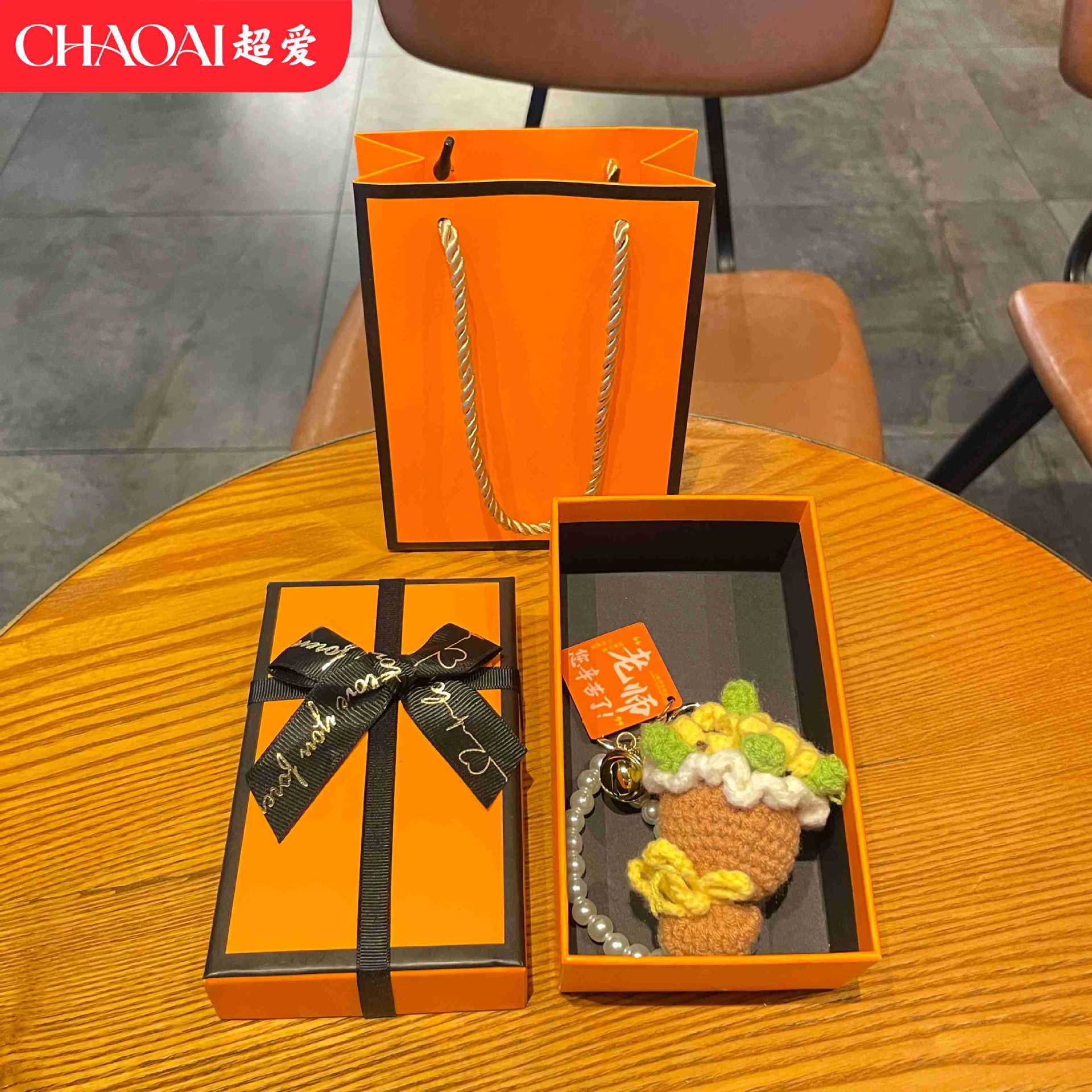 Yellow chain pearl, orange big gift box
