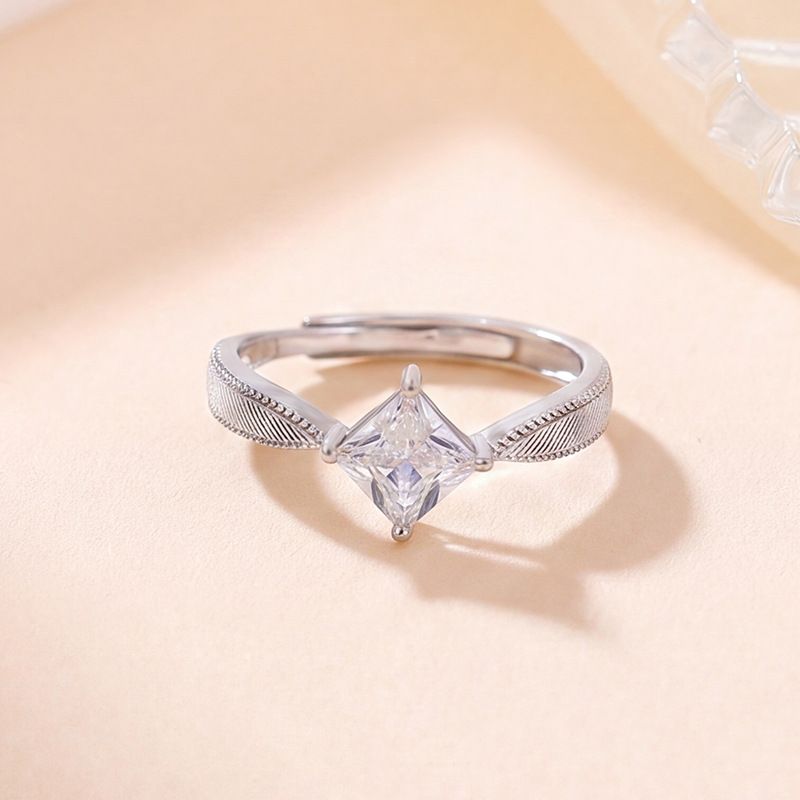 Nhẫn nữ bạc 925 mạ vàng hình kim cương nhẹ nhàng, phong cách sang trọng — Bạc