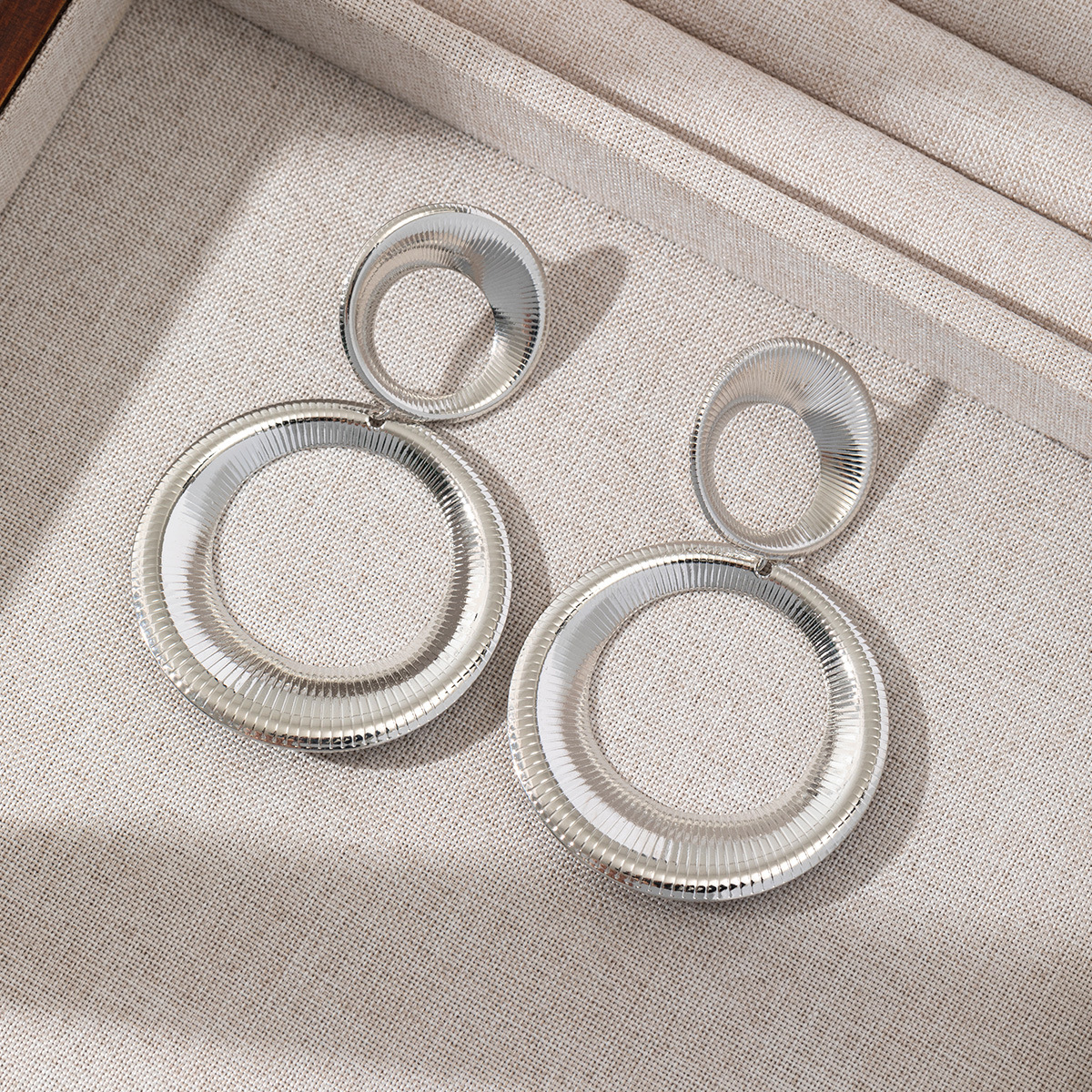 Alta sensación de metal de tamaño círculo aretes geométricos de moda europea y americana exagerado nicho temperamento red retró aretes para mujeres image 8