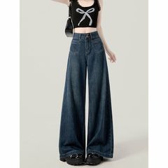 青い腰の広い足のジーパンの女性の夏のナシの形の体つきはやせている感じが現れます。