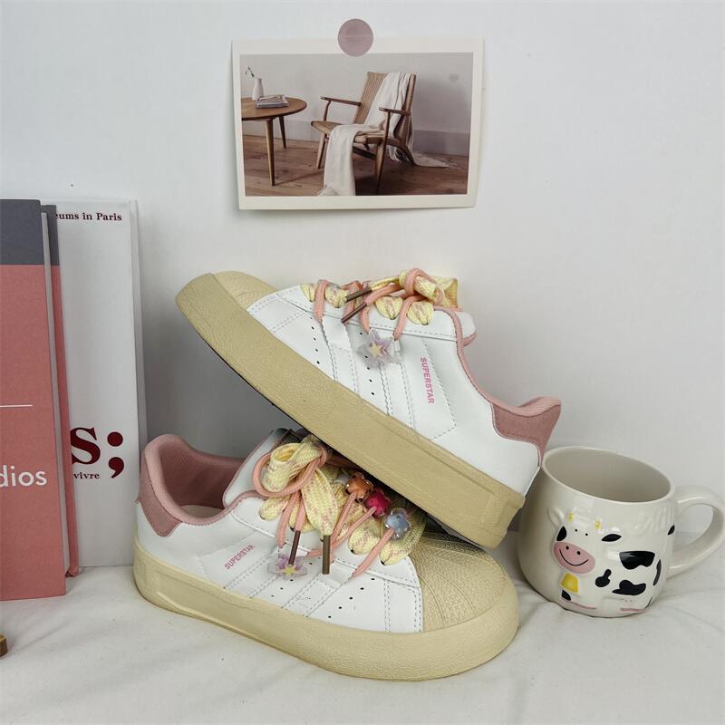 2024 primavera estudiantes zapatos de lona casuales bajos mujeres estilo coreano deportes ocio todo fósforo zapatos blancos estilo Hong Kong color caramelo image 8