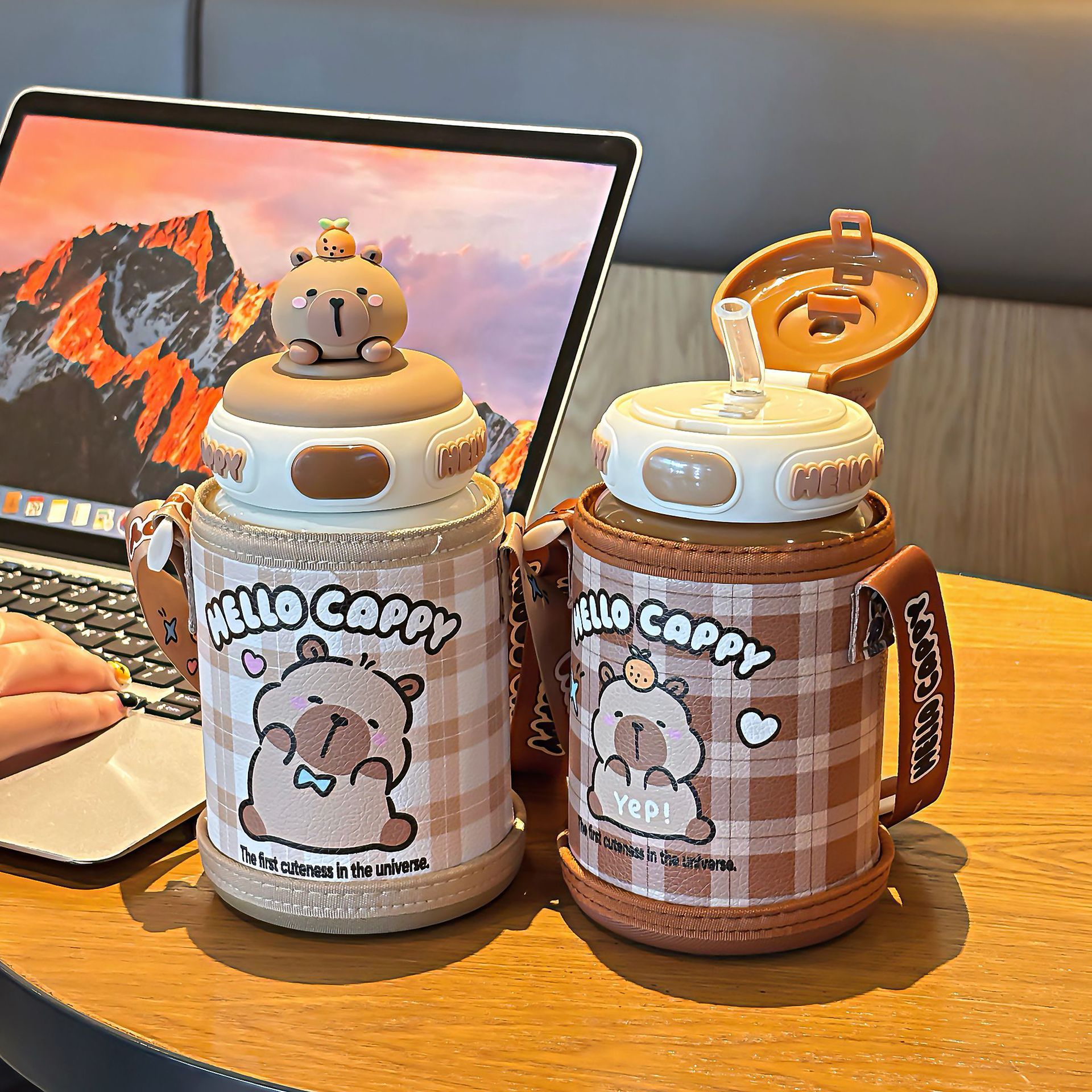 2025新款卡皮巴拉儿童保温杯男女学生上学专用杯套背带吸管水杯子